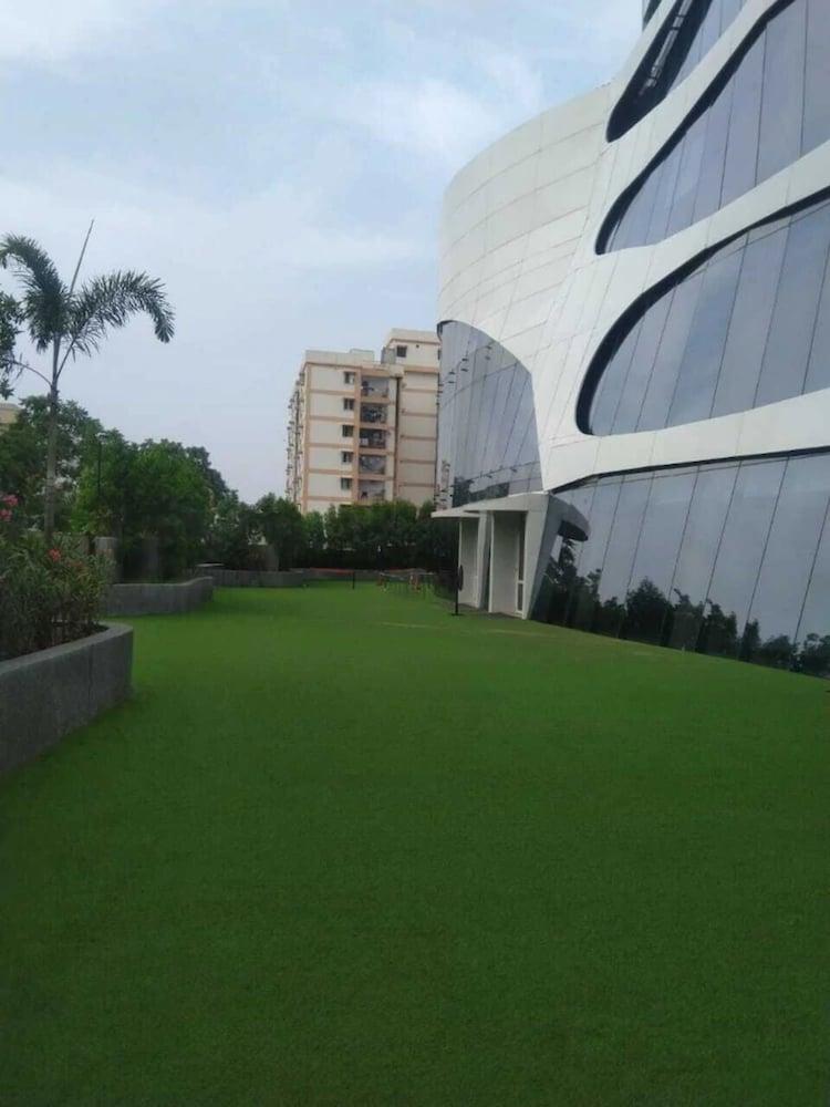 Doubletree By Hilton Ahmedabad Hotel Екстериор снимка