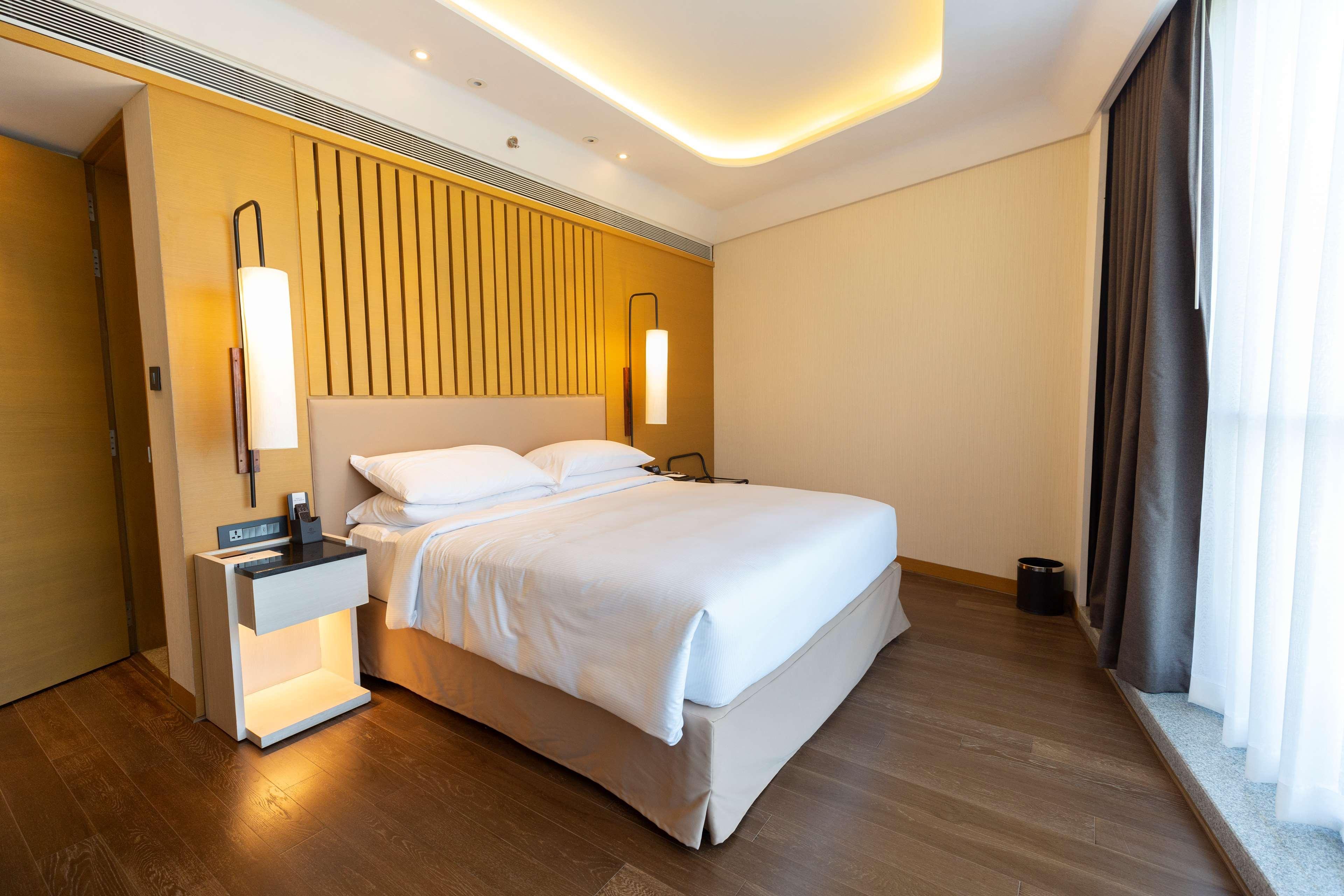 Doubletree By Hilton Ahmedabad Hotel Екстериор снимка