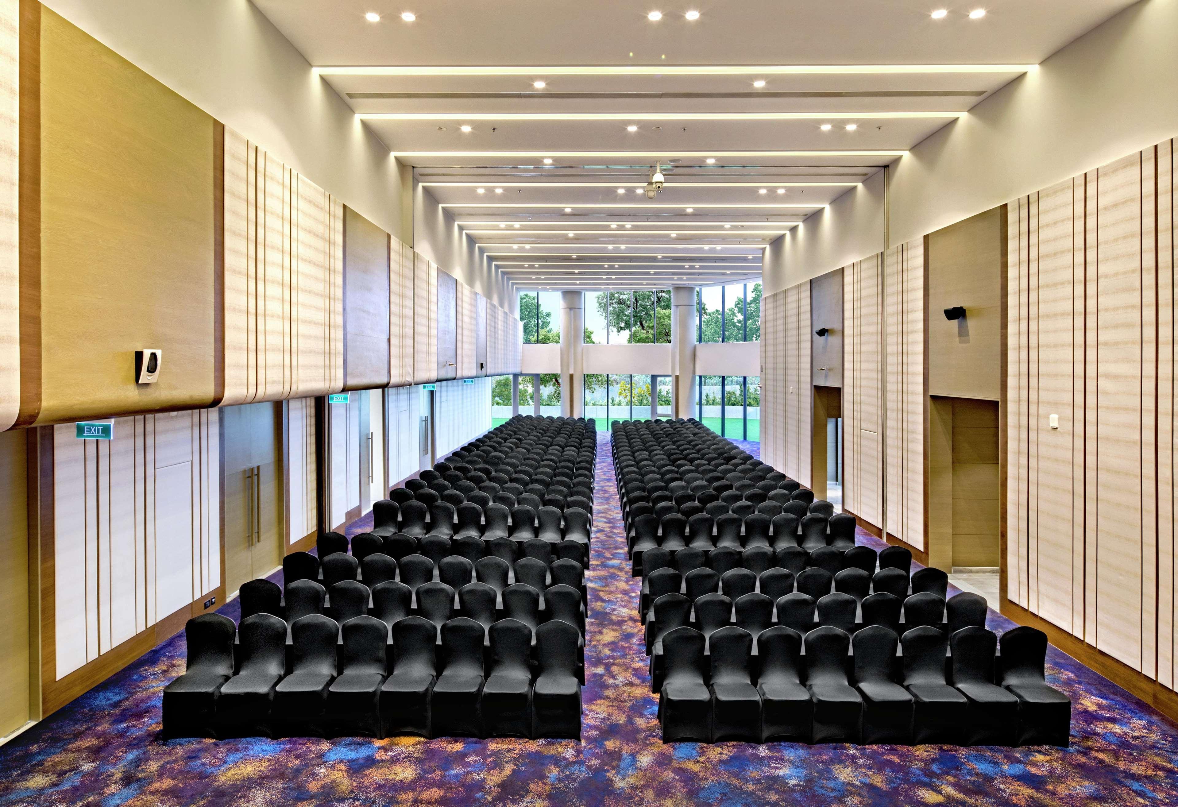 Doubletree By Hilton Ahmedabad Hotel Екстериор снимка
