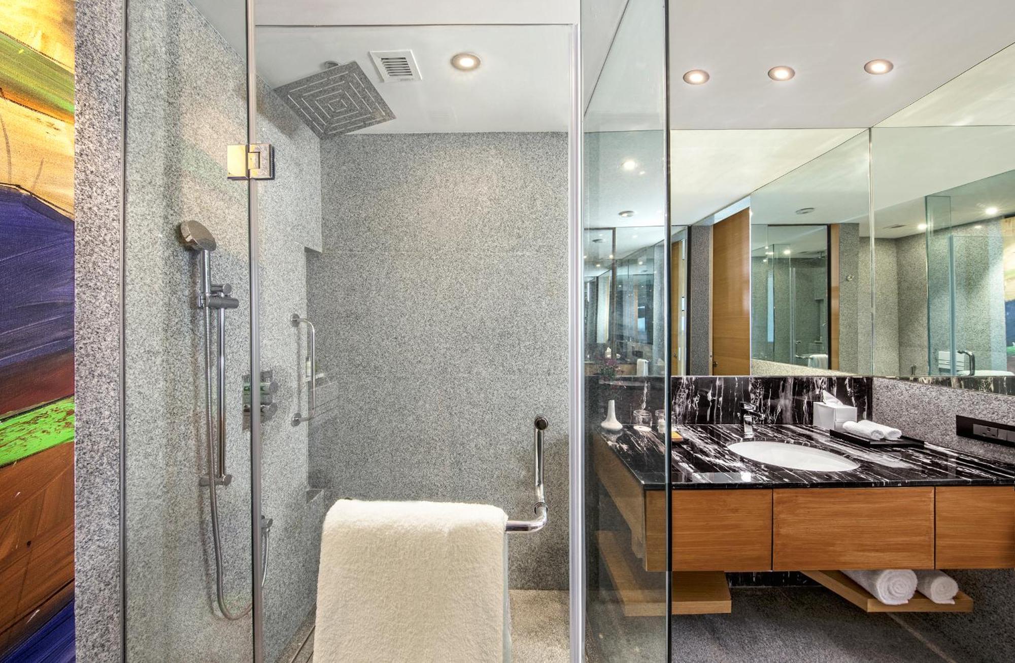 Doubletree By Hilton Ahmedabad Hotel Екстериор снимка