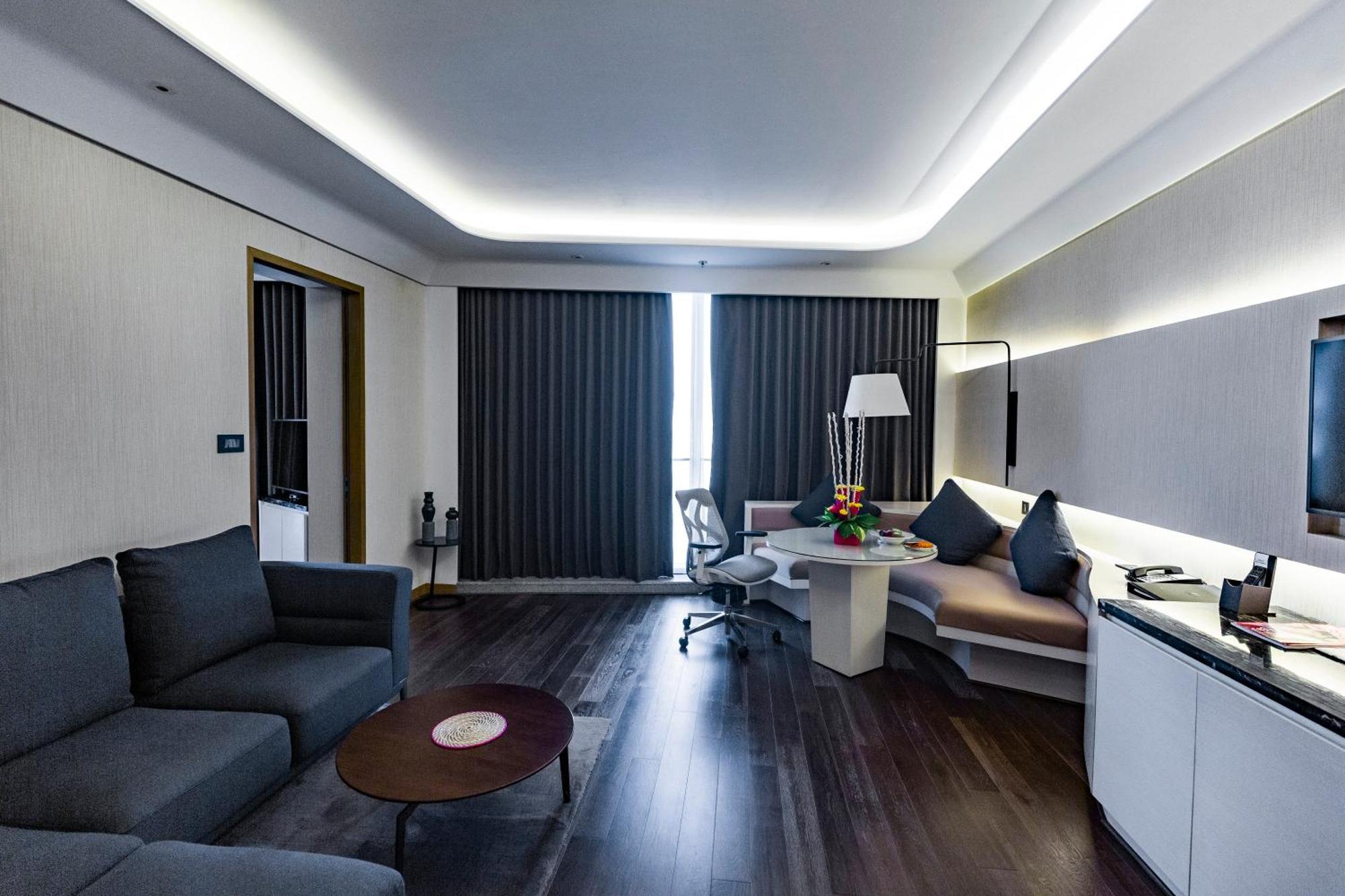 Doubletree By Hilton Ahmedabad Hotel Екстериор снимка