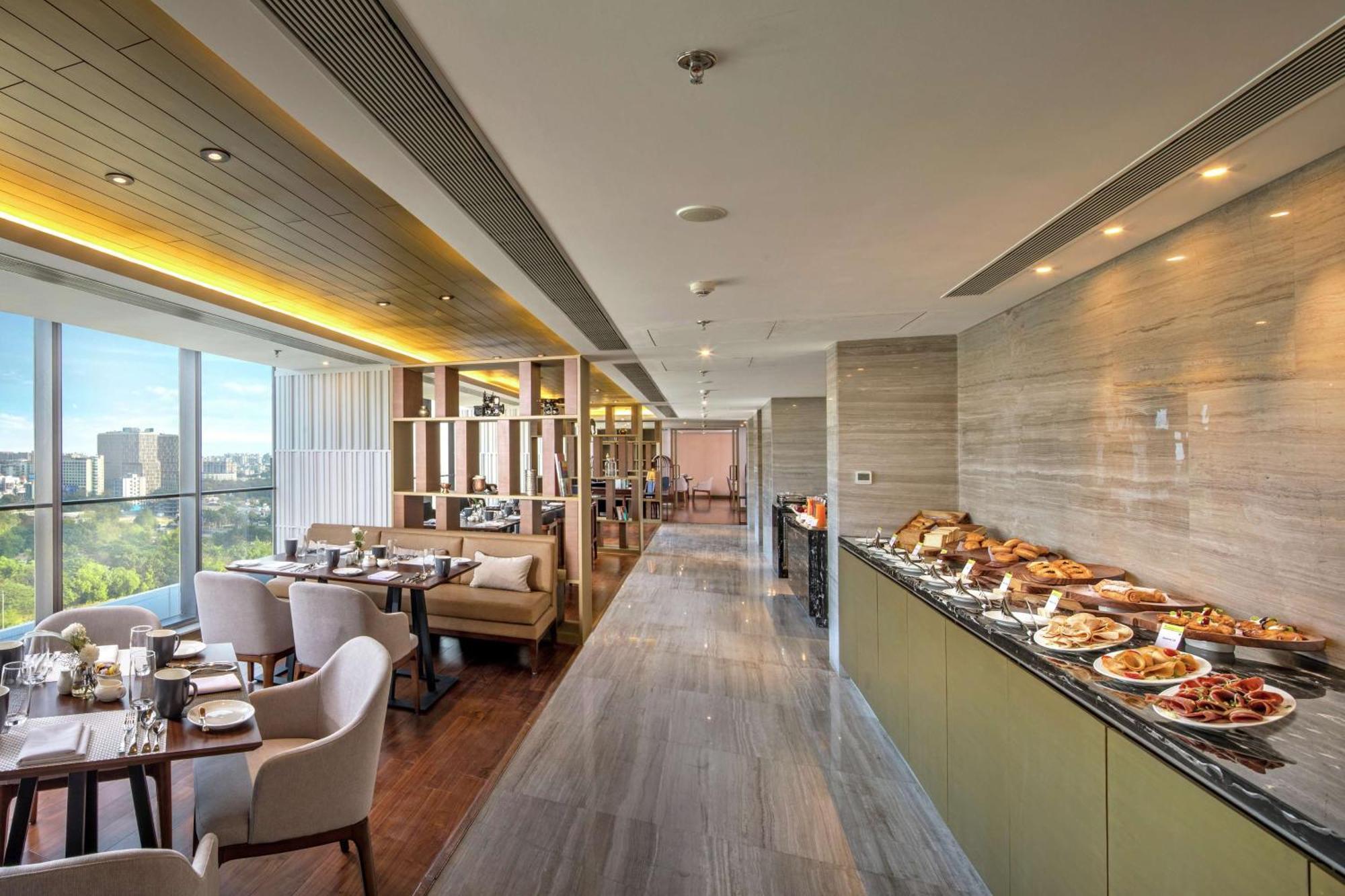 Doubletree By Hilton Ahmedabad Hotel Екстериор снимка