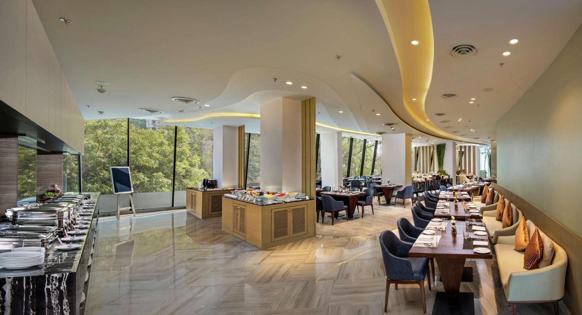 Doubletree By Hilton Ahmedabad Hotel Екстериор снимка