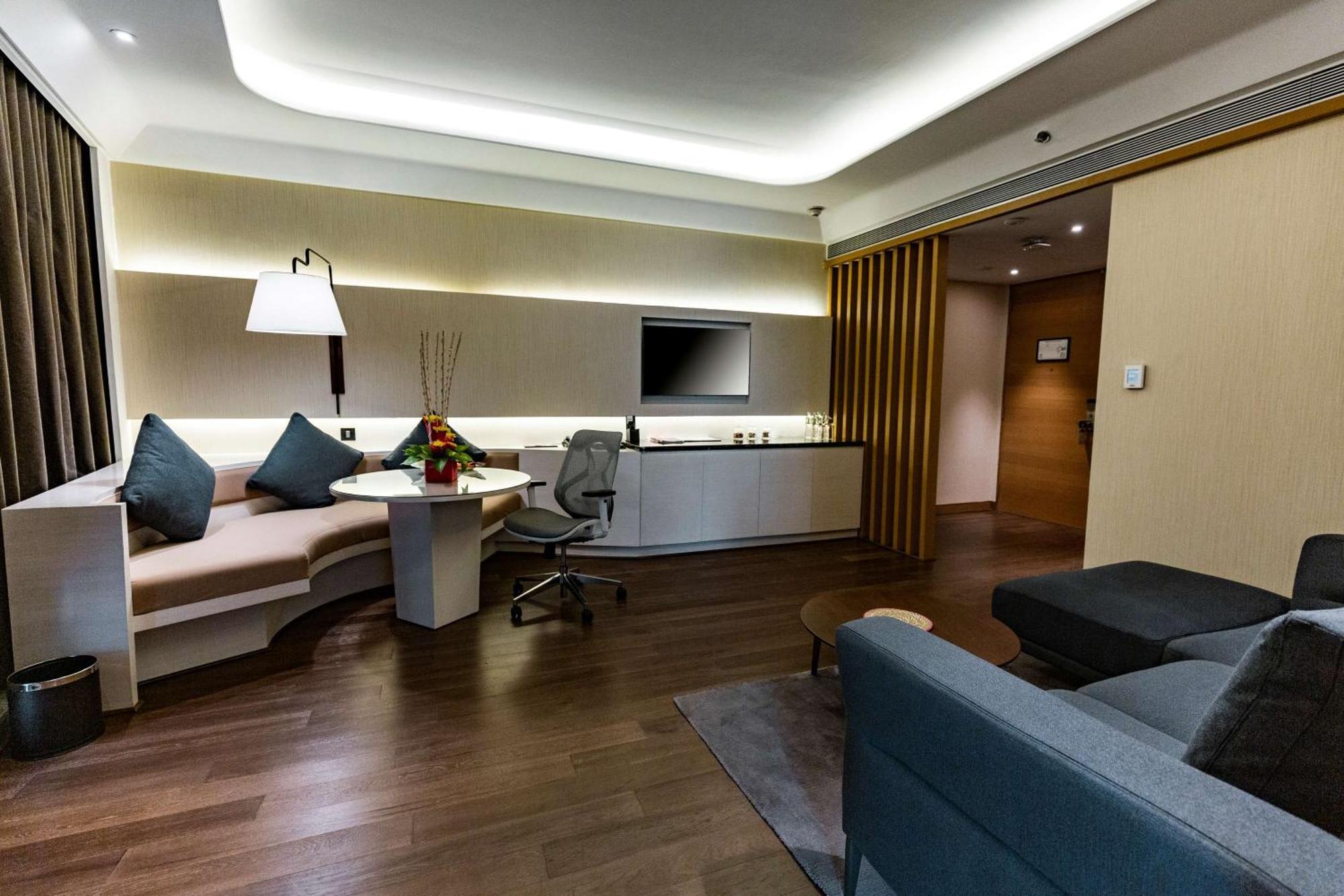 Doubletree By Hilton Ahmedabad Hotel Екстериор снимка
