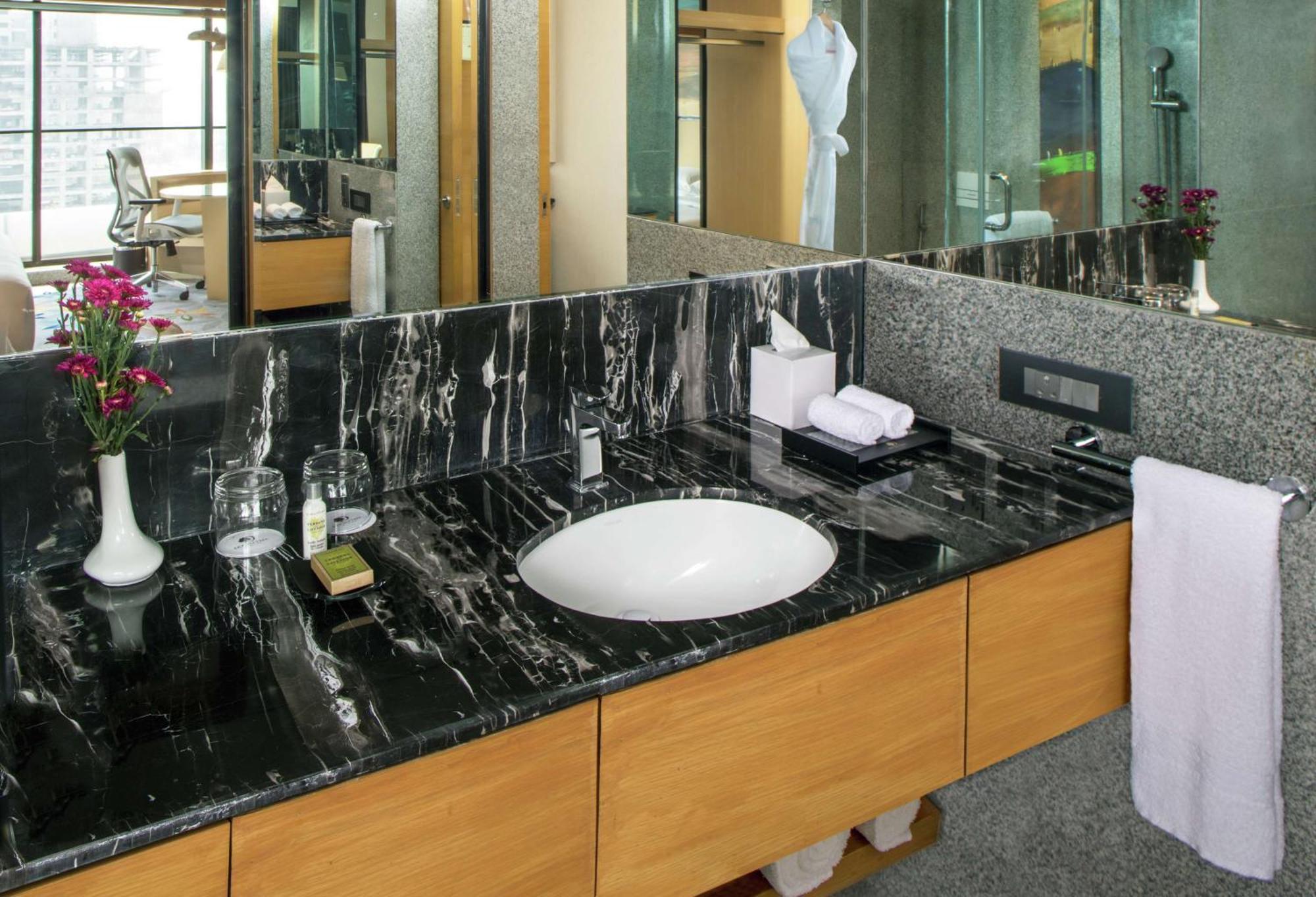 Doubletree By Hilton Ahmedabad Hotel Екстериор снимка