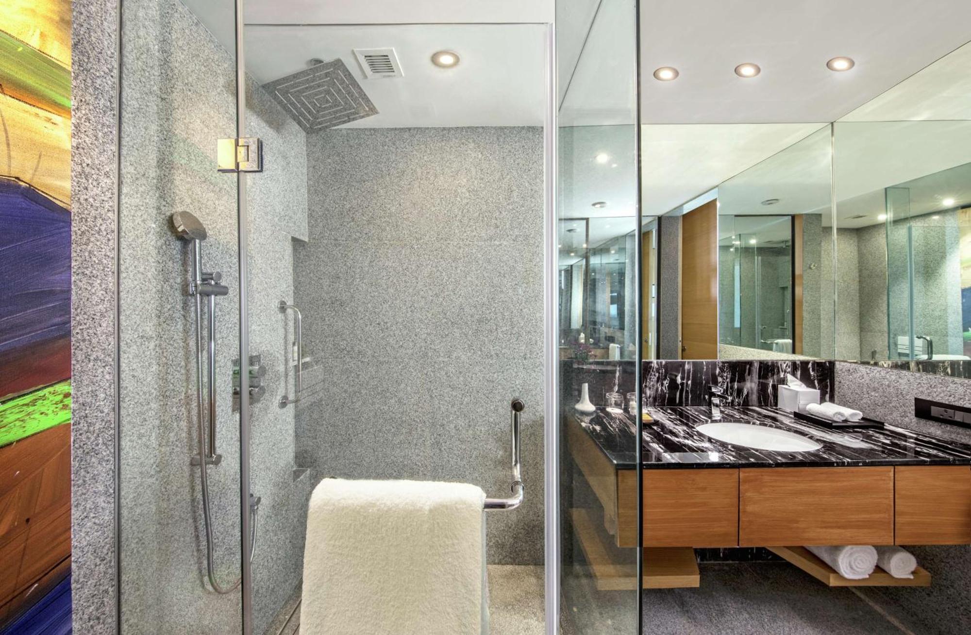 Doubletree By Hilton Ahmedabad Hotel Екстериор снимка